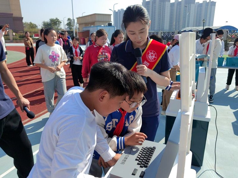 河南省科技馆开展全国科技馆联合行动“全民的科学中心”科普大篷车进校园活动