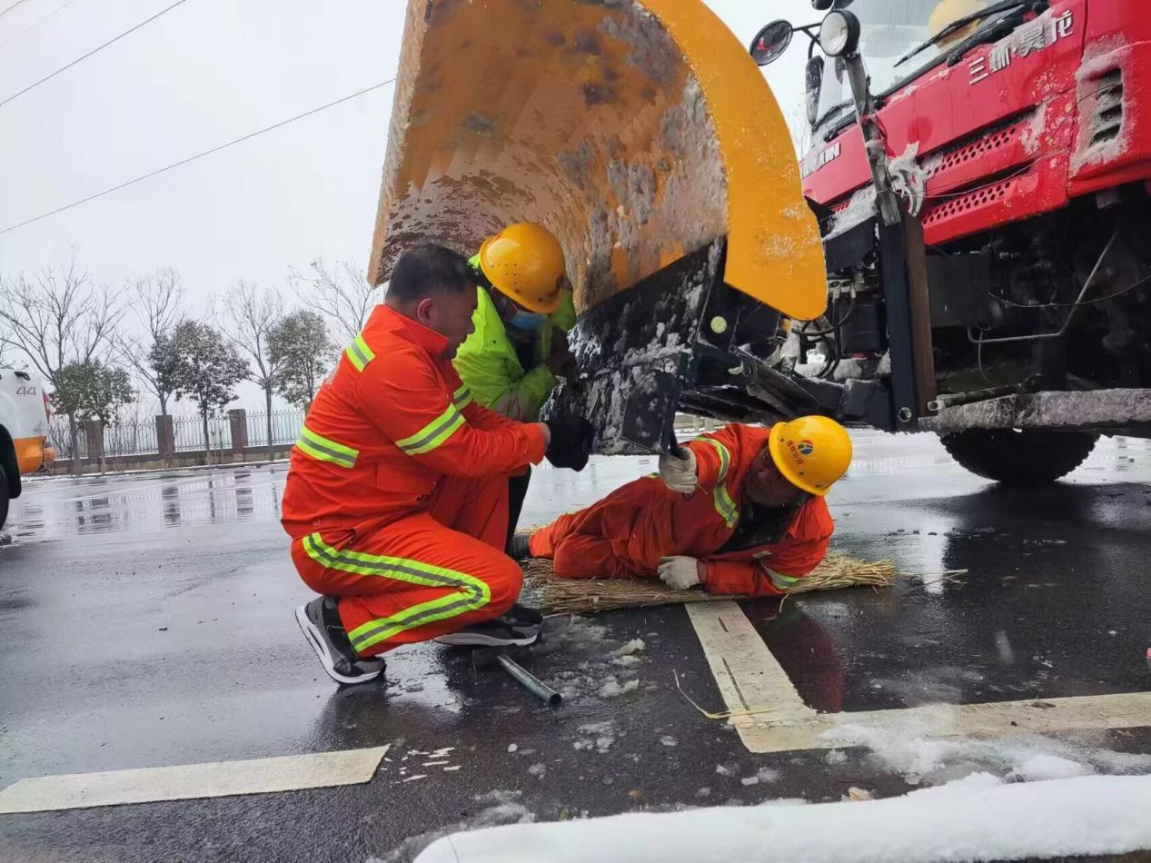 河南交投交通建设集团有限公司道路材料分公司“以雪为令”齐奋战"清雪除冰保畅通