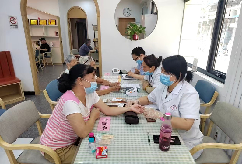 郑州市中原区绿东村街道电缆社区 开展“健康早筛公益行”活动