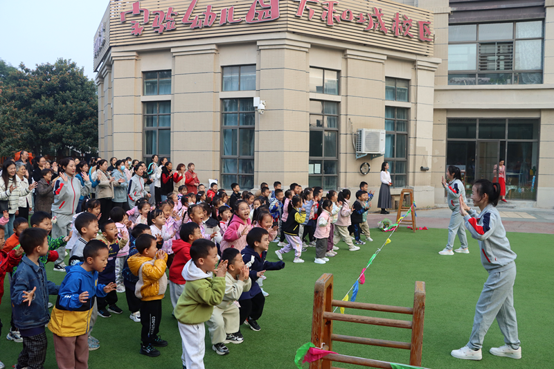 乐享运动 茁壮成长 ——河南省实验幼儿园万和城校区秋日晨会