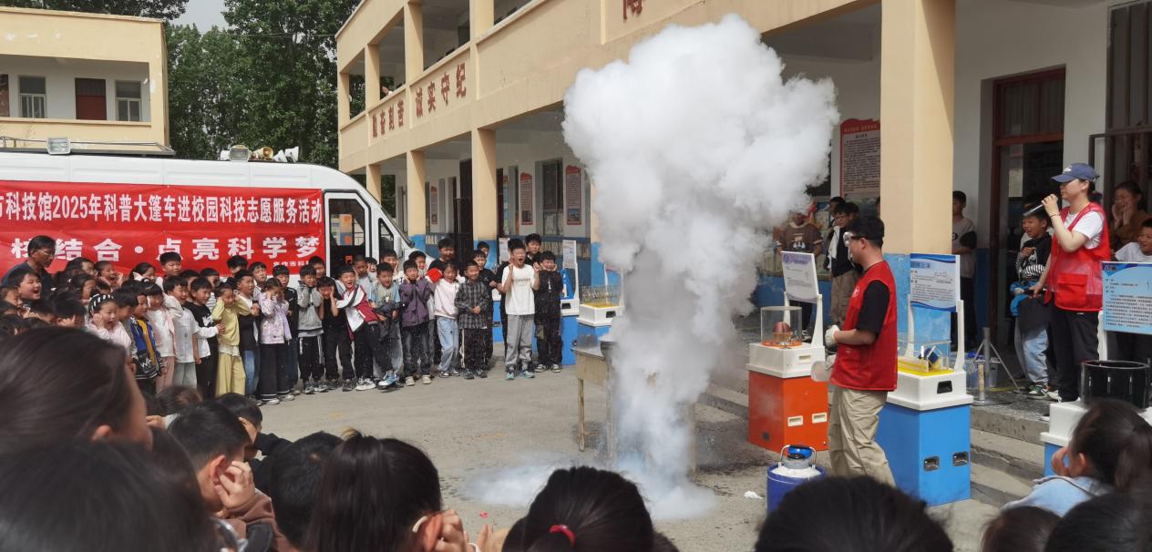 “馆校结合 点亮科学梦”——科普大篷车活动走进沁阳市柏香镇东乡小学