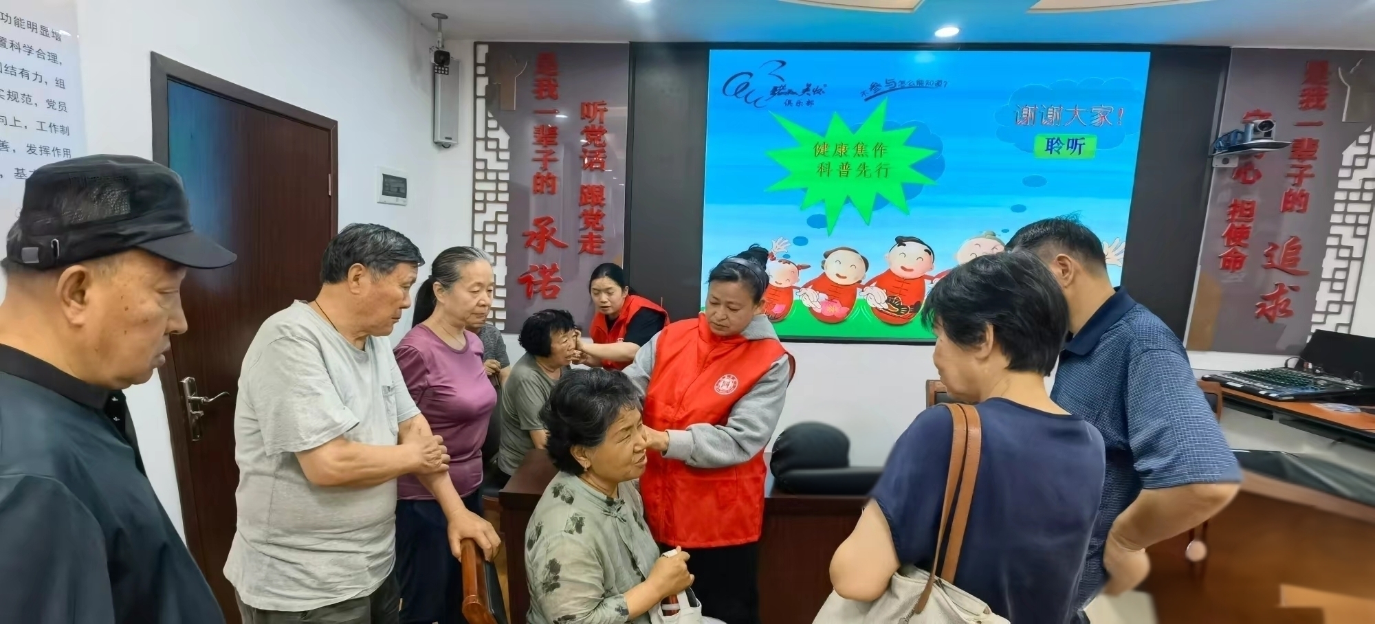 银龄健康科普行——焦作市老科协走进老年书画研究院开展义诊服务活动
