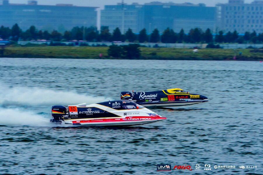2025年F1H2O郑州大奖赛圆满落幕  维多利队包揽冠亚军 郑州市获“优秀办赛城市”荣誉铭牌