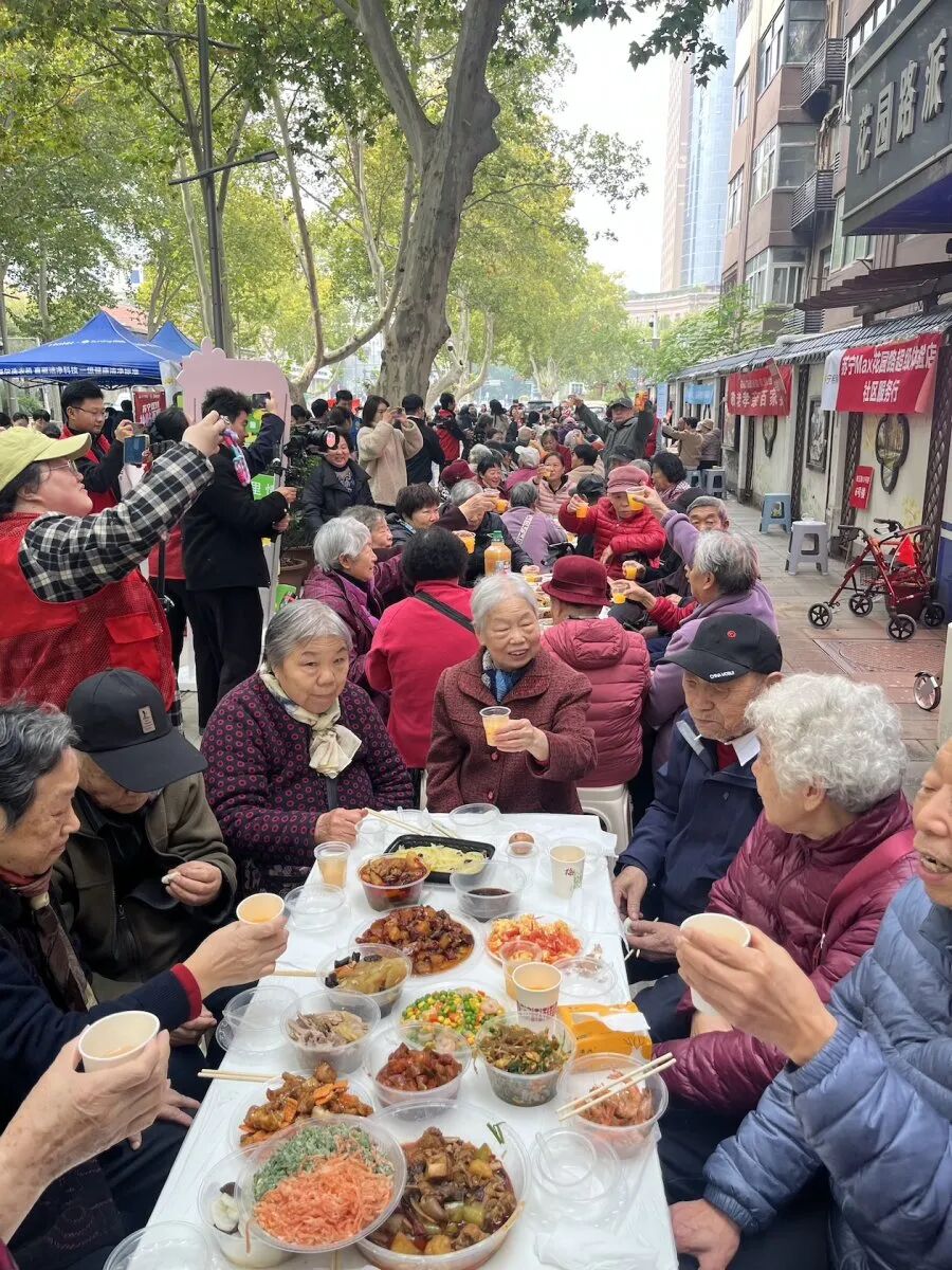 共话敬老情长,共品烟火暖香——郑州市金水区通信花园社区举办“孝亲”百家宴