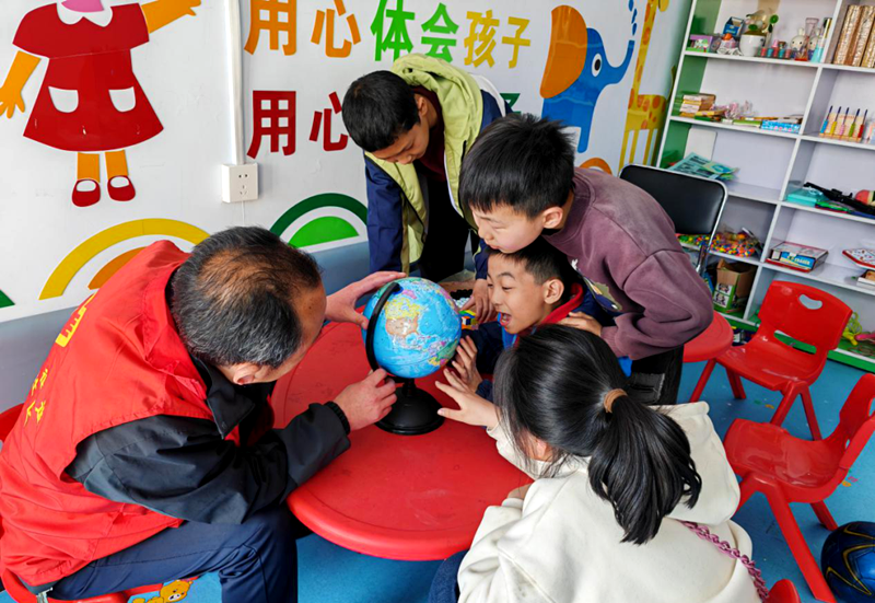 义马市朝阳路街道前进社区开展“科普润童心，益智伴成长”未成年趣味活动