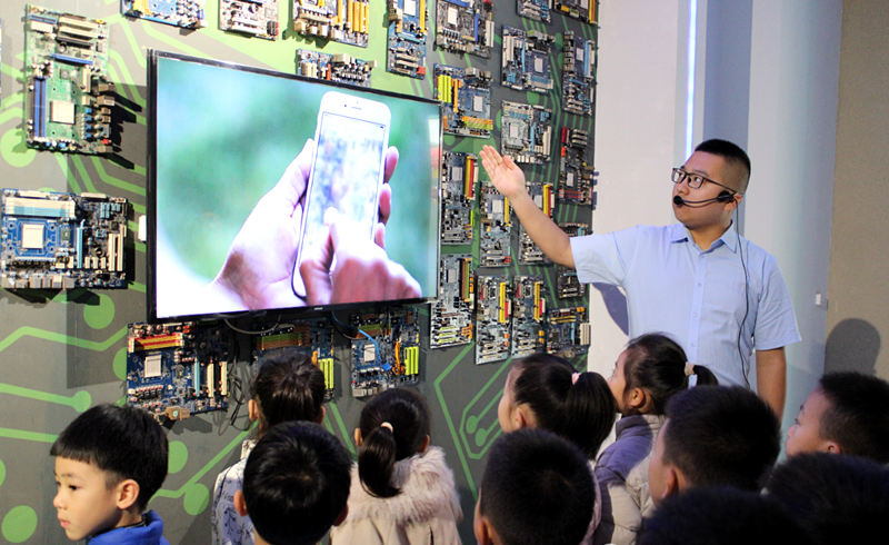 三门峡科技馆举办“共享美好时光”实践活动与公众科学实验秀顺利开展