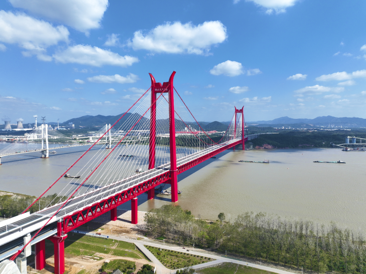 世界首座双层斜拉悬索协作体系大桥实现通车