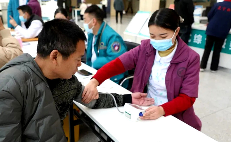 渑池县科协联合县人民医院开展世界慢阻肺日科普义诊活动