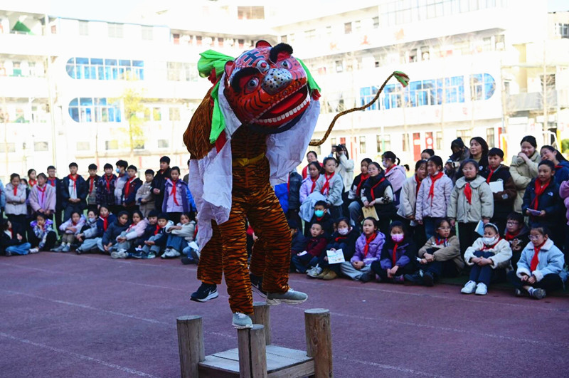 非遗进校园！“言状老虎”“高抬火轿”让沁阳小朋友目不转睛