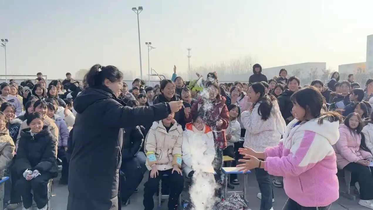 河南省科技馆"竹蜻蜓"科学秀点亮新野县溧河铺镇中学