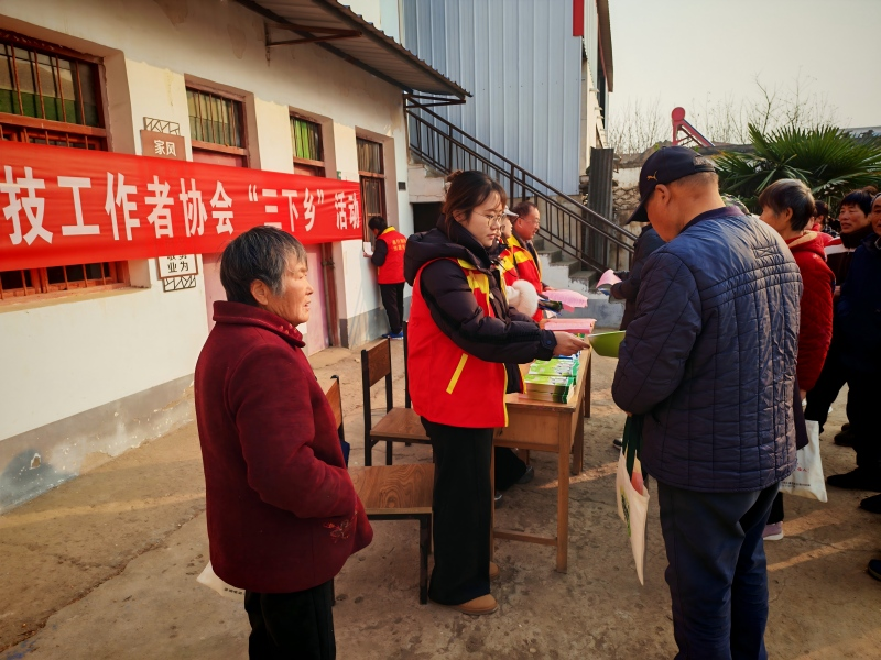 舞阳县科协联合多部门开展暖心志愿服务活动