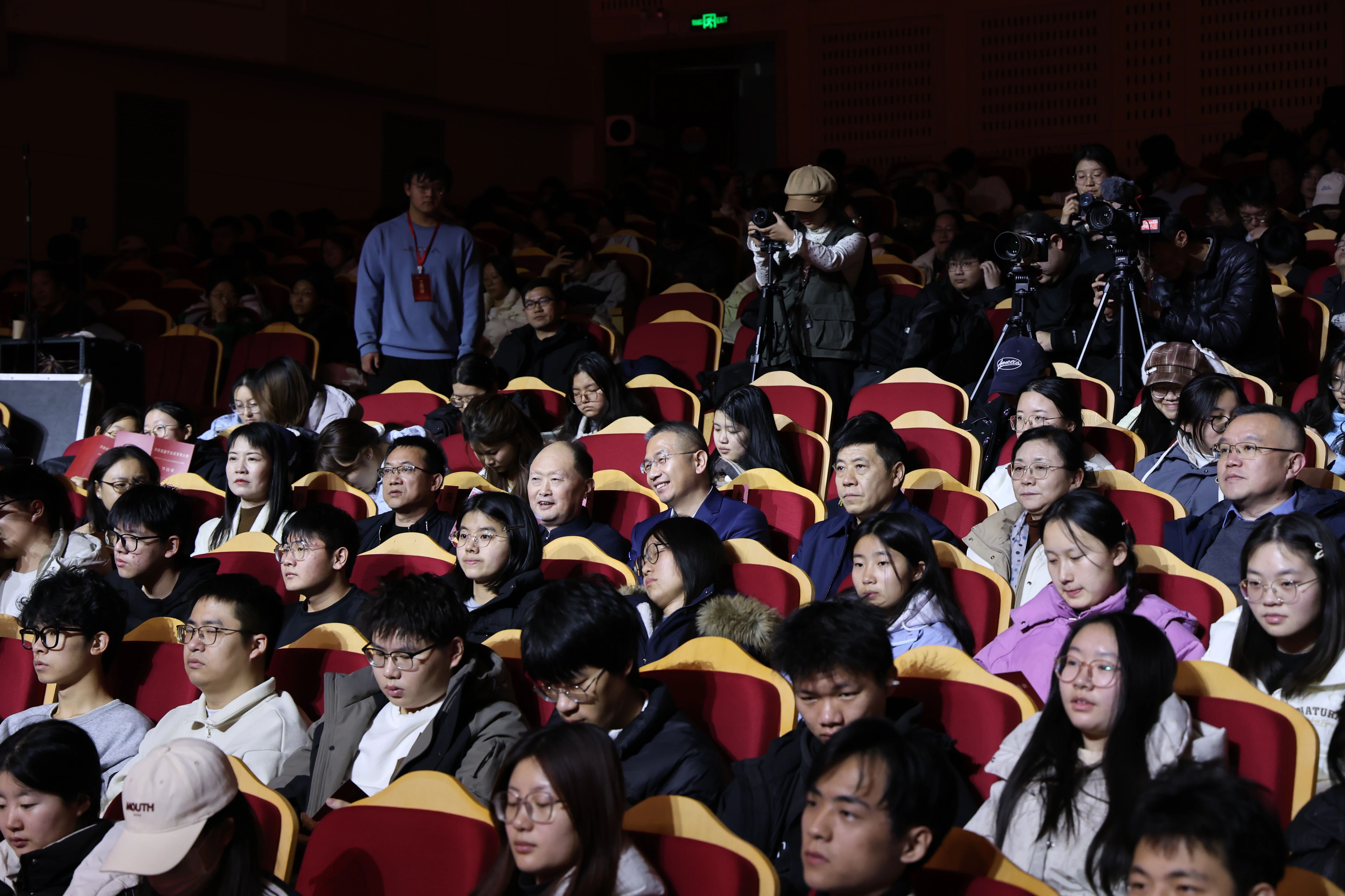 薪火映太行 初心励青春——科学家故事舞台剧新乡巡演燃动师生