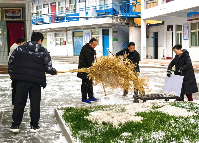 铲雪除冰暖校园 师生同乐享冬趣