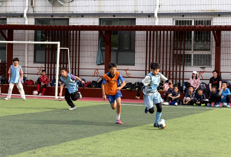 脚下生风  童心逐梦 ——郑州市金水区文三春季“校长杯”班级足球联赛燃爆绿茵场