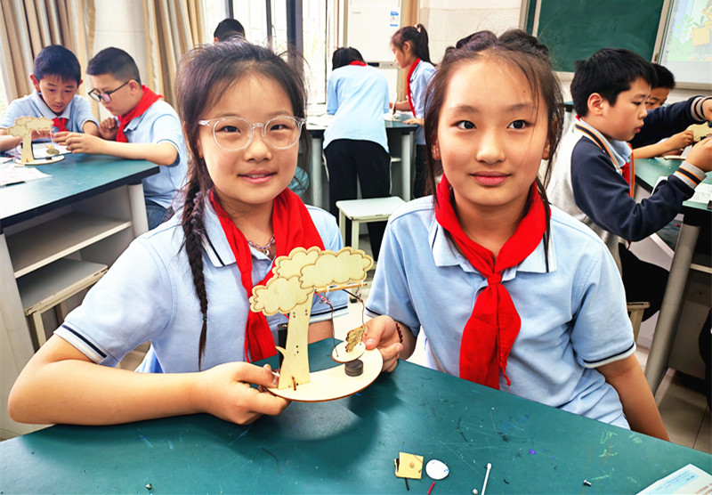 玩转小制作 点亮科学梦——郑州市金水区南阳路第二小学举行校园科技节活动