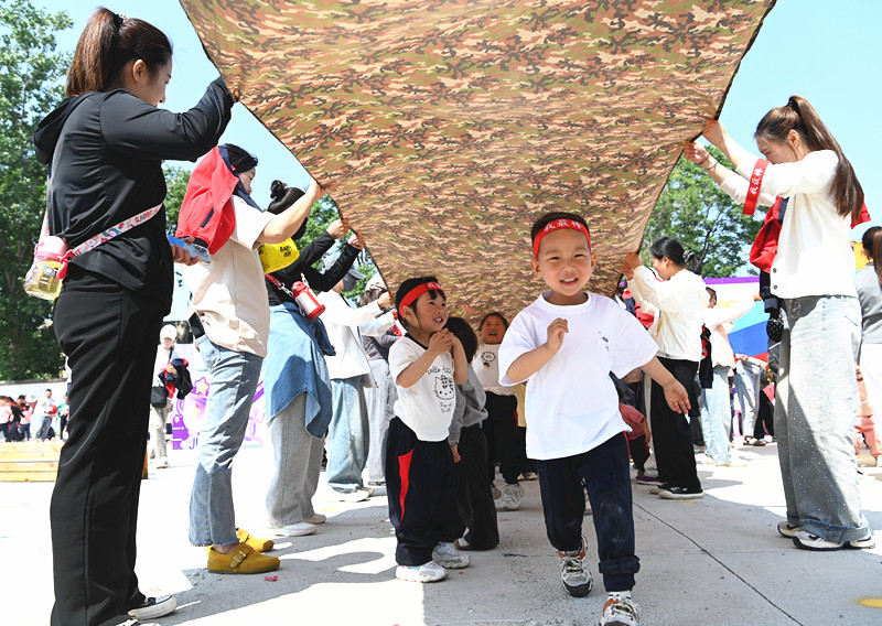 亲子运动会 萌娃嗨翻天——沁阳市金童幼儿园举行“中华少年当自强”亲子运动会