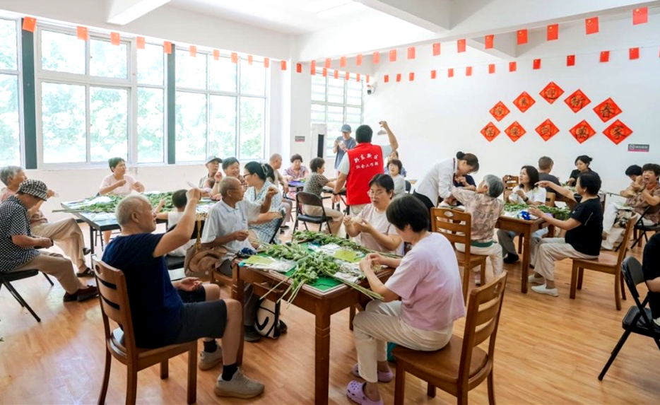 穿绳、嵌艾、挂铃……郑东社区的端午仪式感满满