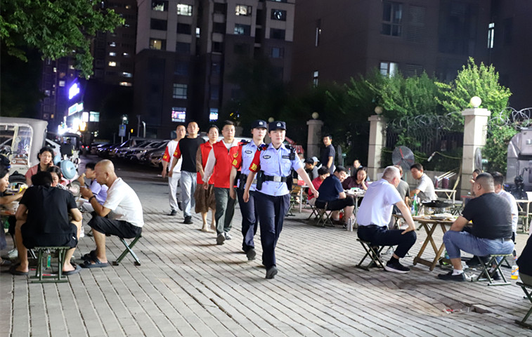 安阳市公安局北关分局“三红”守护小分队 点亮夜市“烟火气”