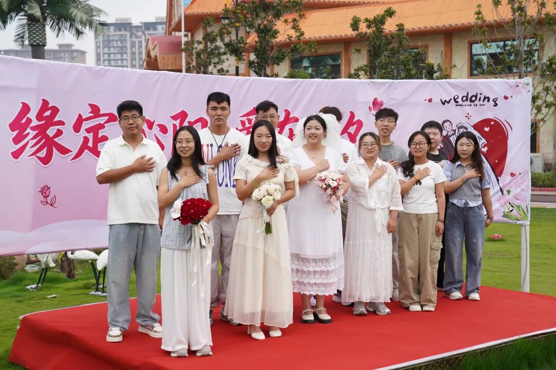 七夕集体颁证！沁阳市怀府恐龙园扬起“甜蜜”新风