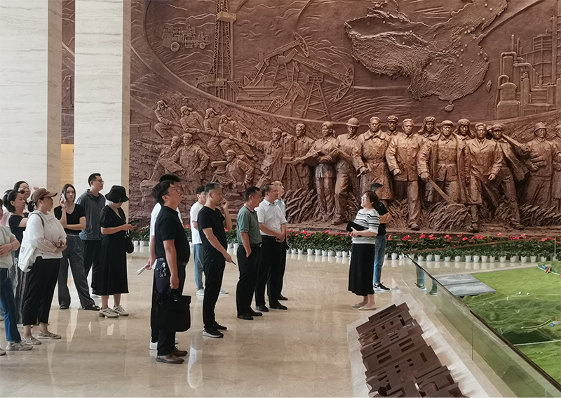 领略科技发展 汲取奋进力量——区科协带领大庆办一行参观中原油田科技展览馆