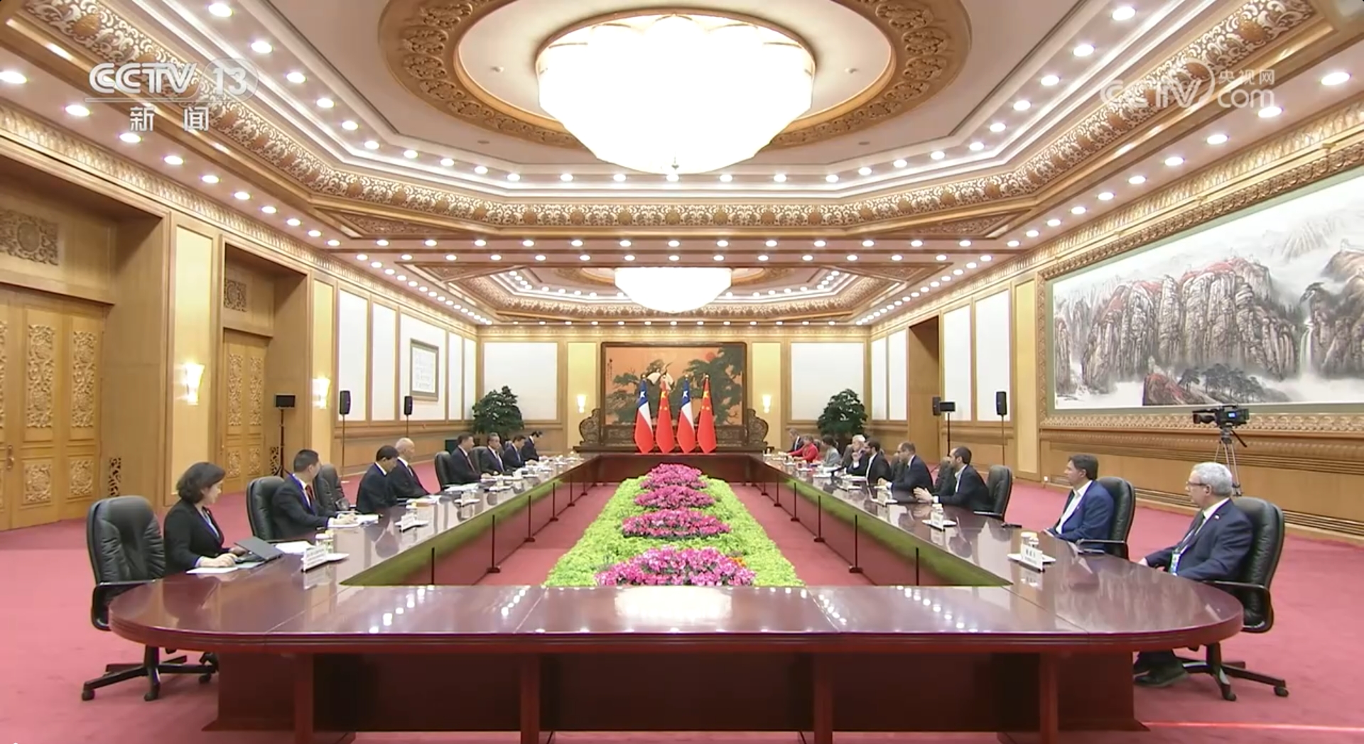 习近平同智利总统博里奇会谈