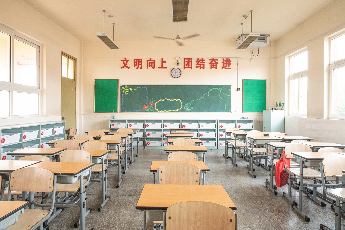 更换课桌、更新智慧黑板……我省两地积极行动改善办学条件