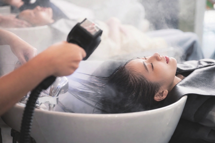 用热水洗头，头发会越洗越油腻？