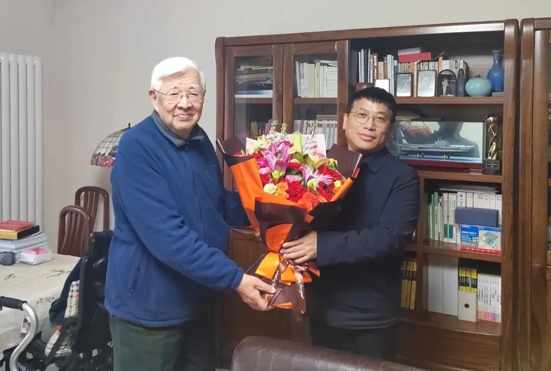 王新会看望慰问高俊、王家耀院士