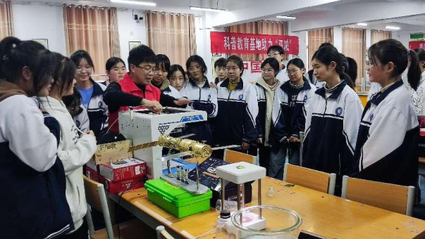 我省13所农村中学科技馆获中国科技发展基金会表扬