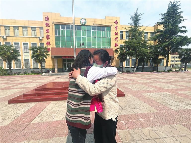 “我要找到他 当面感谢” 婴儿不慎落水 漯河“雷锋”夫妇救人后默默离开