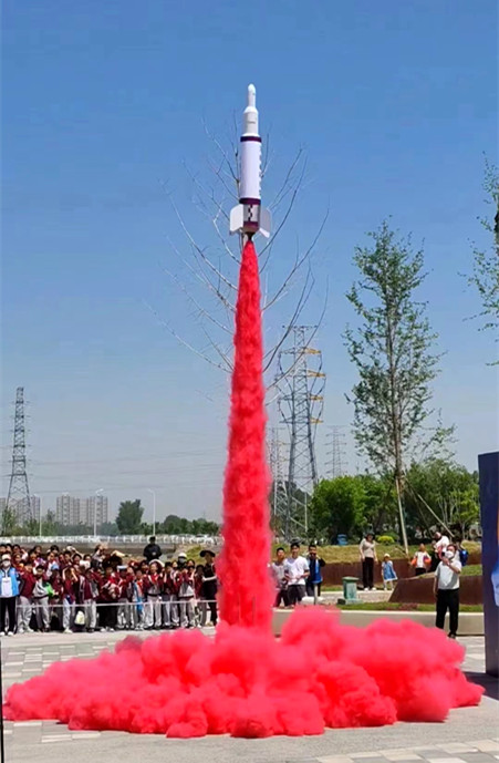 中国航天日   千名小学生在河南省科技馆放飞气动火箭