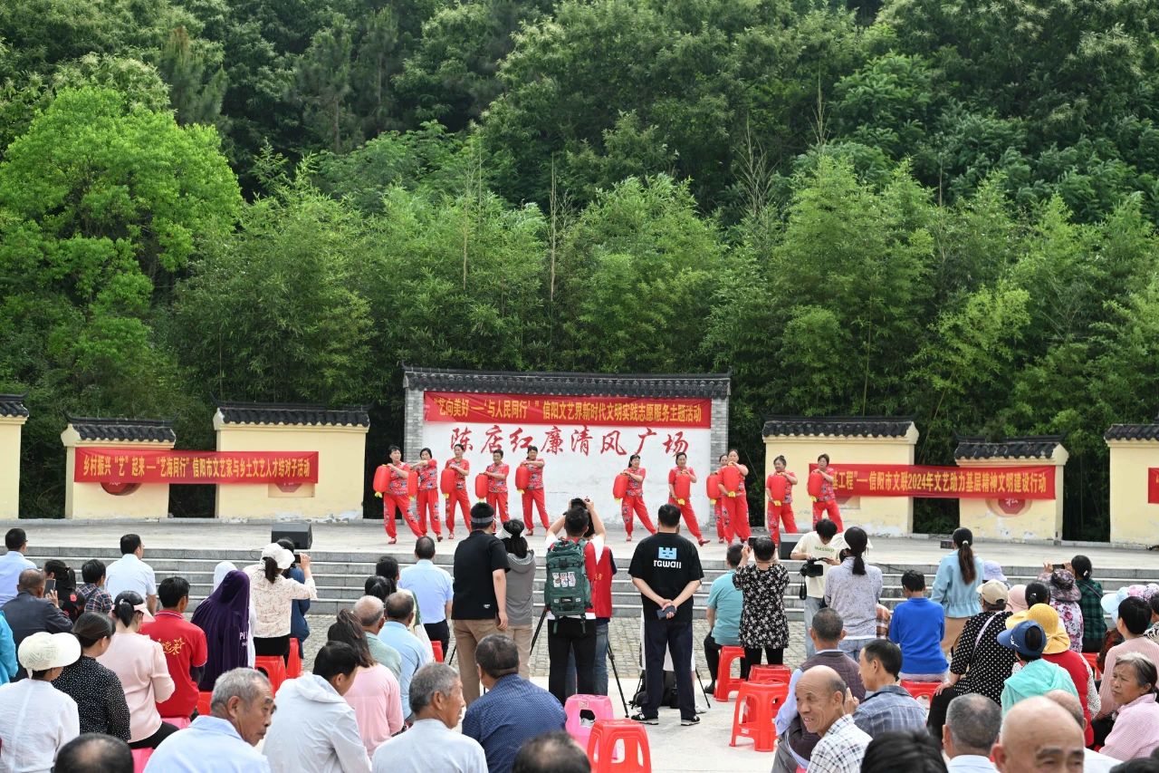 乡村振兴“艺”起来：信阳文艺界走进新县<br>开展新时代文明实践文艺志愿服务主题活动