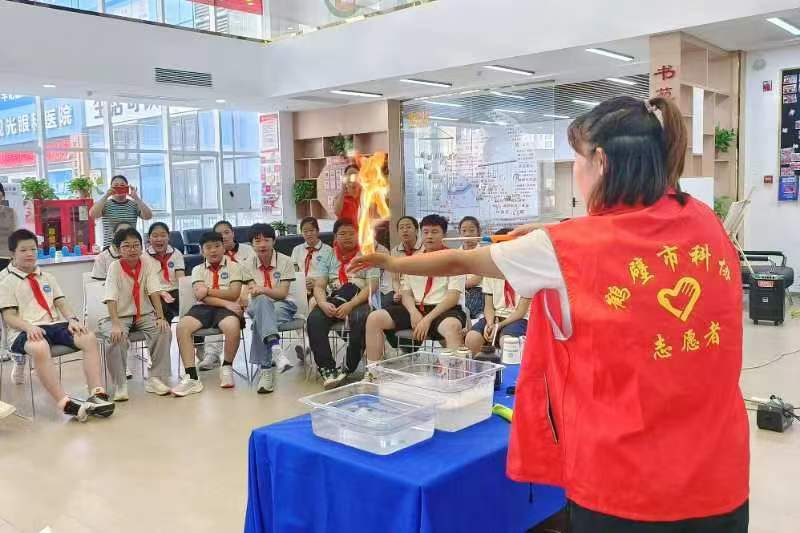 科技筑梦 欢乐童享——鹤壁市科协开展魔法科学秀进社区活动