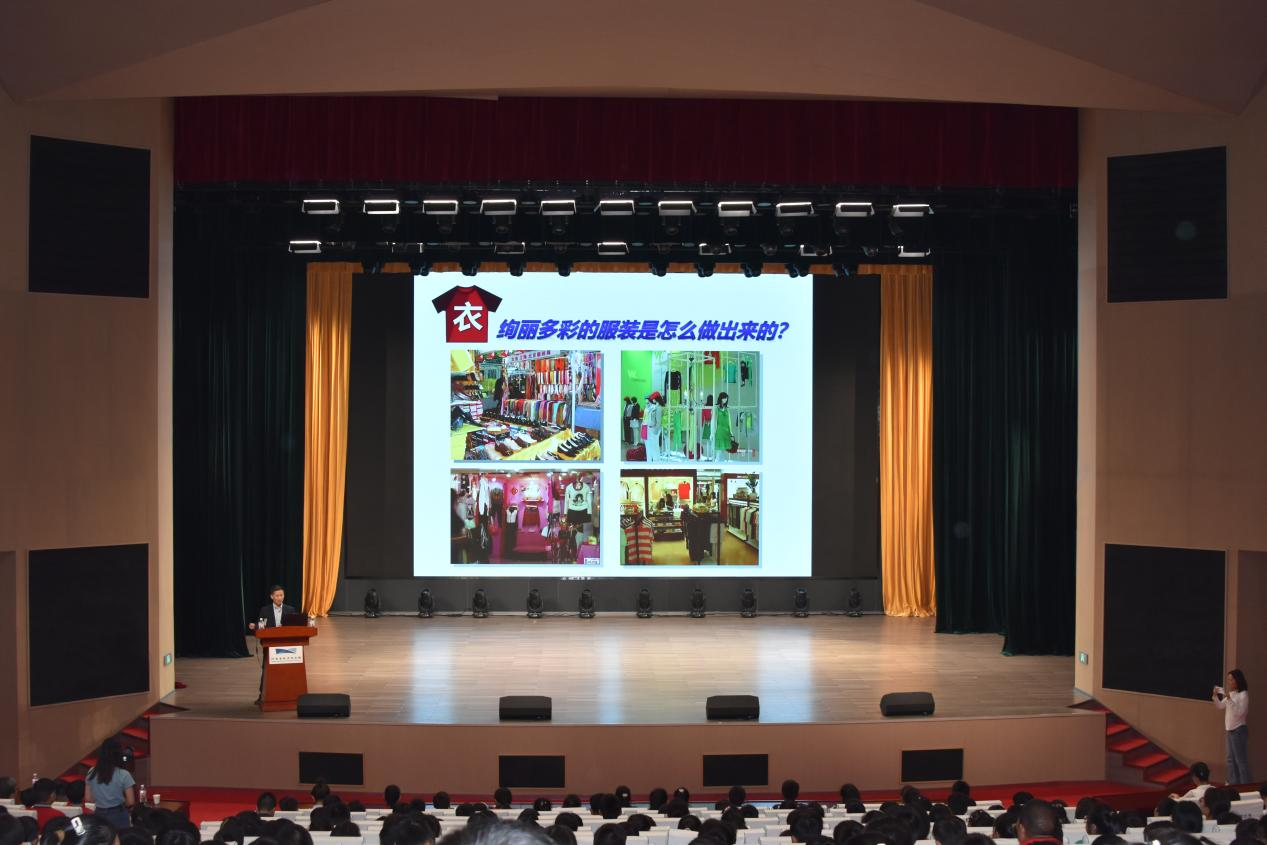 中国科学院院士游书力在省科技馆象湖科学讲坛开讲《生活中的化学》