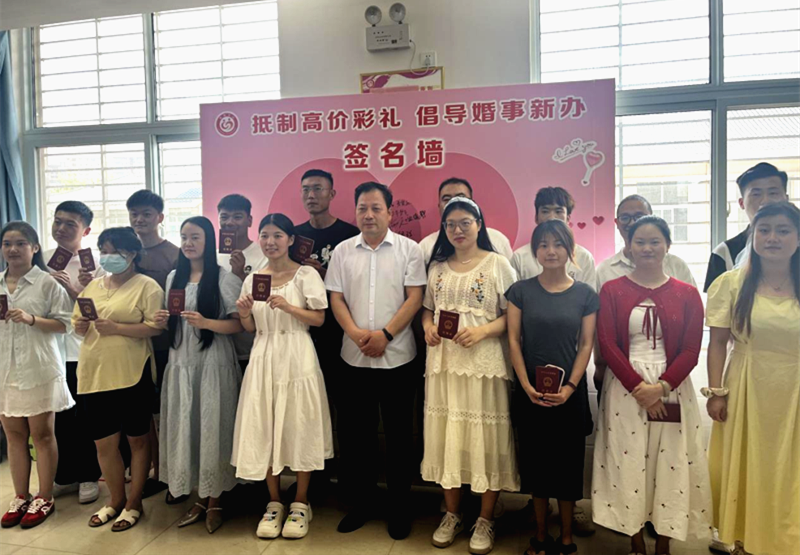 禹州市民政局举行集体颁证仪式！倡导“低彩礼”“零彩礼”，弘扬文明新风