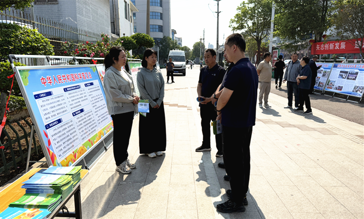 “矢志创新发展 建设科技强国”——宝丰县科协组织参加科技周宣传活动