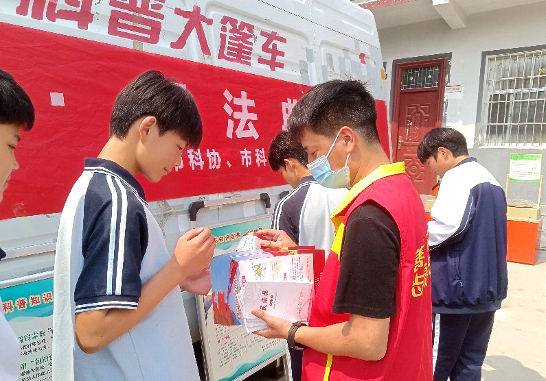 漯河市科协开展科普大篷车送法进乡村活动