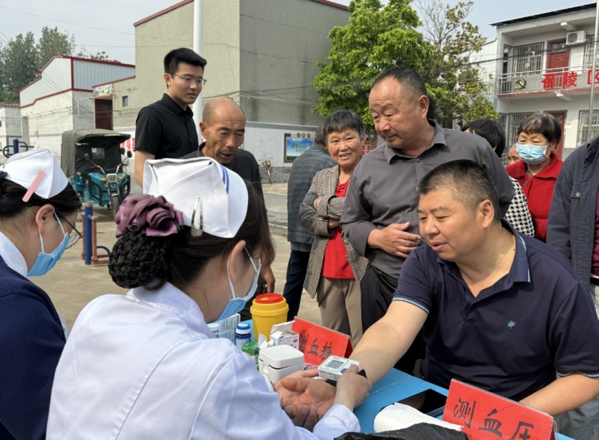 漯河召陵区老窝镇化庄村，上演“医疗”与“科技”交融的“乡村嘉年华”