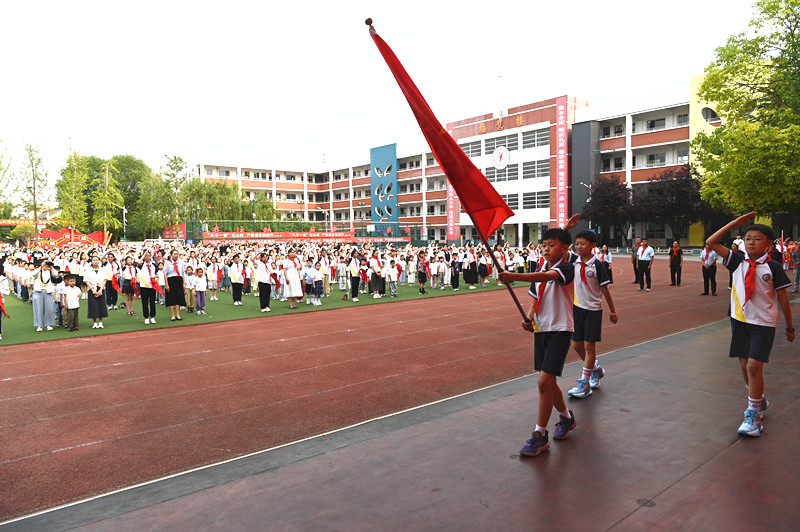 沁阳市实验小学举行 “庆六一 一颗红心永向党”主题新队员入队仪式
