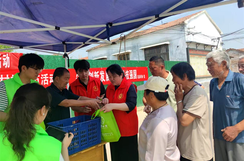 “粽叶飘香情暖乡间 共话振兴邻里同乐” 范县曹楼村开展迎端午系列科技志愿服务活动