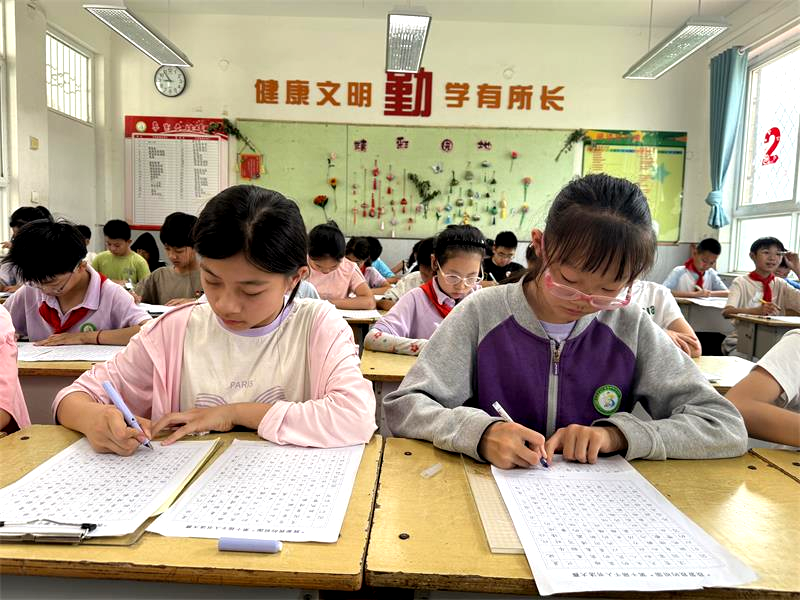 郑州市金水区文三小学长安校区千人书法大赛：让红色文化与书法艺术同频共振