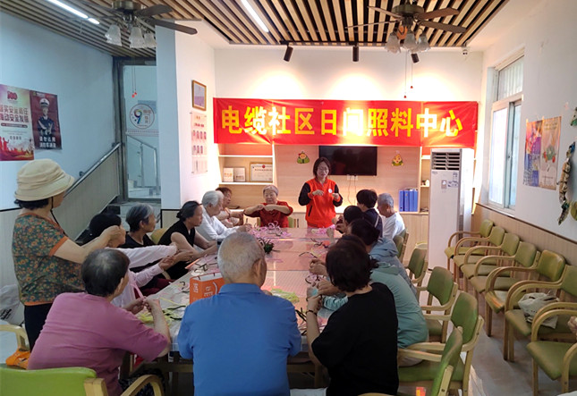 郑州市中原区绿东村街道电缆社区开展手工制作活动
