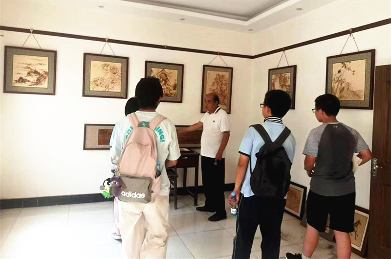“走进任更顺烙画展示馆 感受非遗魅力”——郑州市第八中学开展优秀传统文化主题活动
