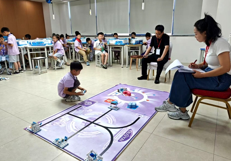 第八届驻马店市青少年机器人竞赛顺利举行