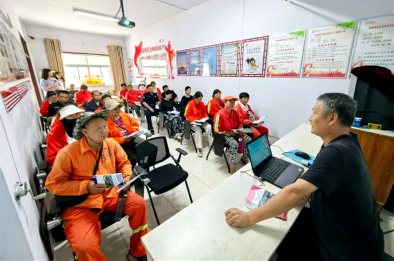 安阳市反邪教协会联合安泰苑社区开展“送清凉+反邪教”主题活动