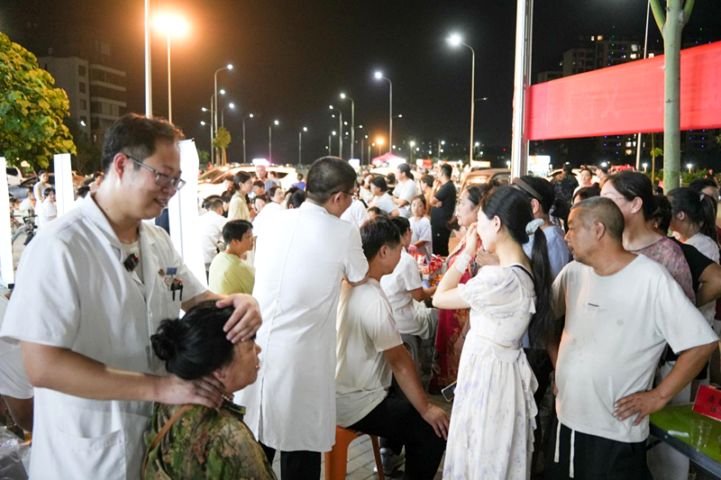 科普专家“摆摊”夜市  宝丰开启健康夜生活新模式