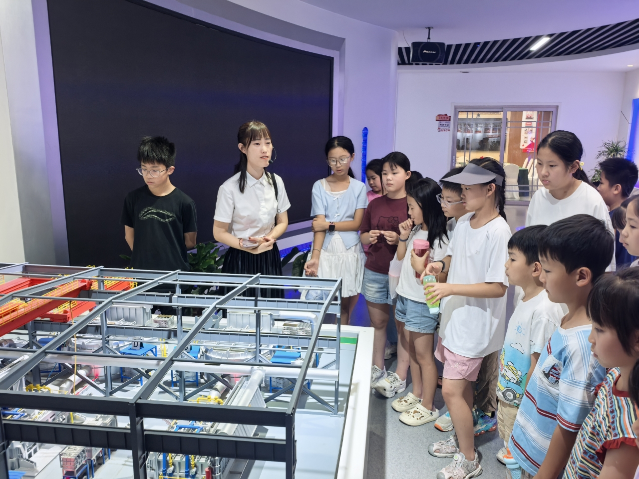 探秘新质生产力，以科技之光点燃未来梦想 ——巩义市科协开展企业科普游活动