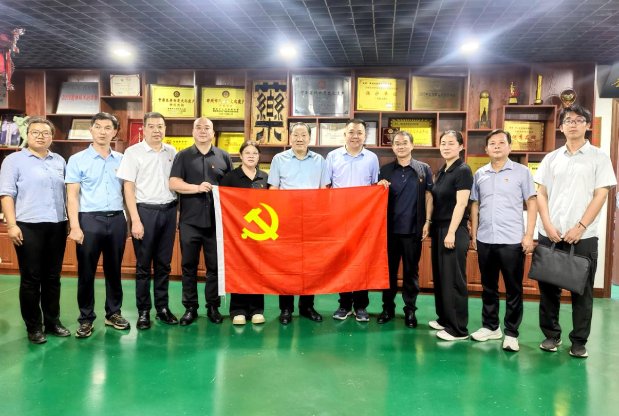 “党建引领聚合力 科技赋能助企行” 郑州市科协学会部党支部与市膏药协会党支部联合开展“七一”主题党日活动