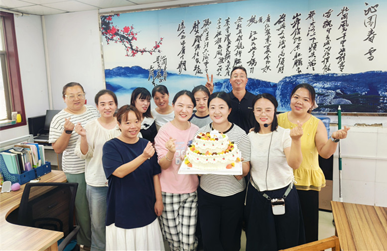 灵宝市阳平镇一中开展第41个教师节活动—暖心送蛋糕