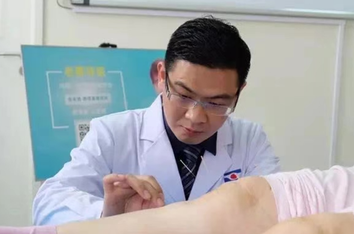 会艾灸、会按摩！AI机器人在郑东新区上岗